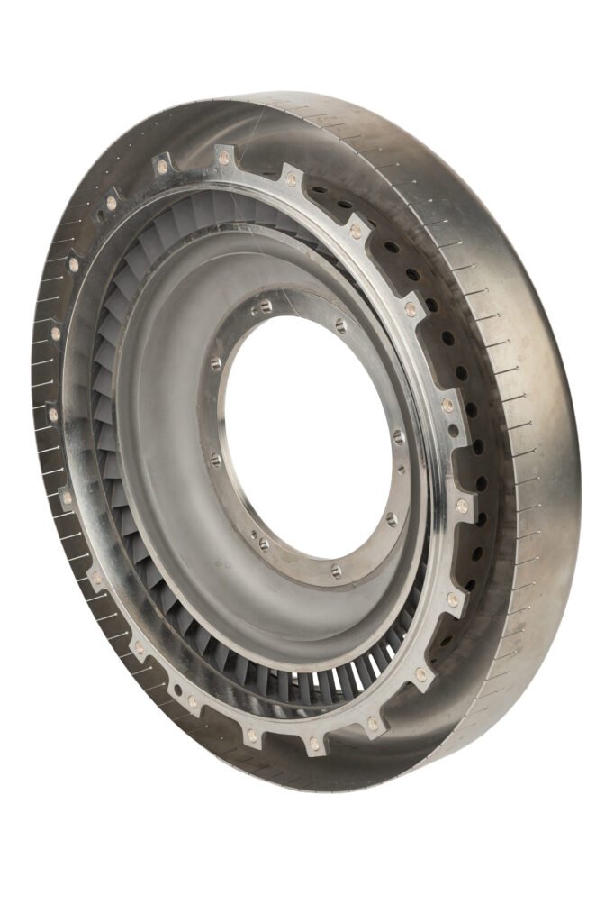Dark metal turbine ring with an inner row of blades